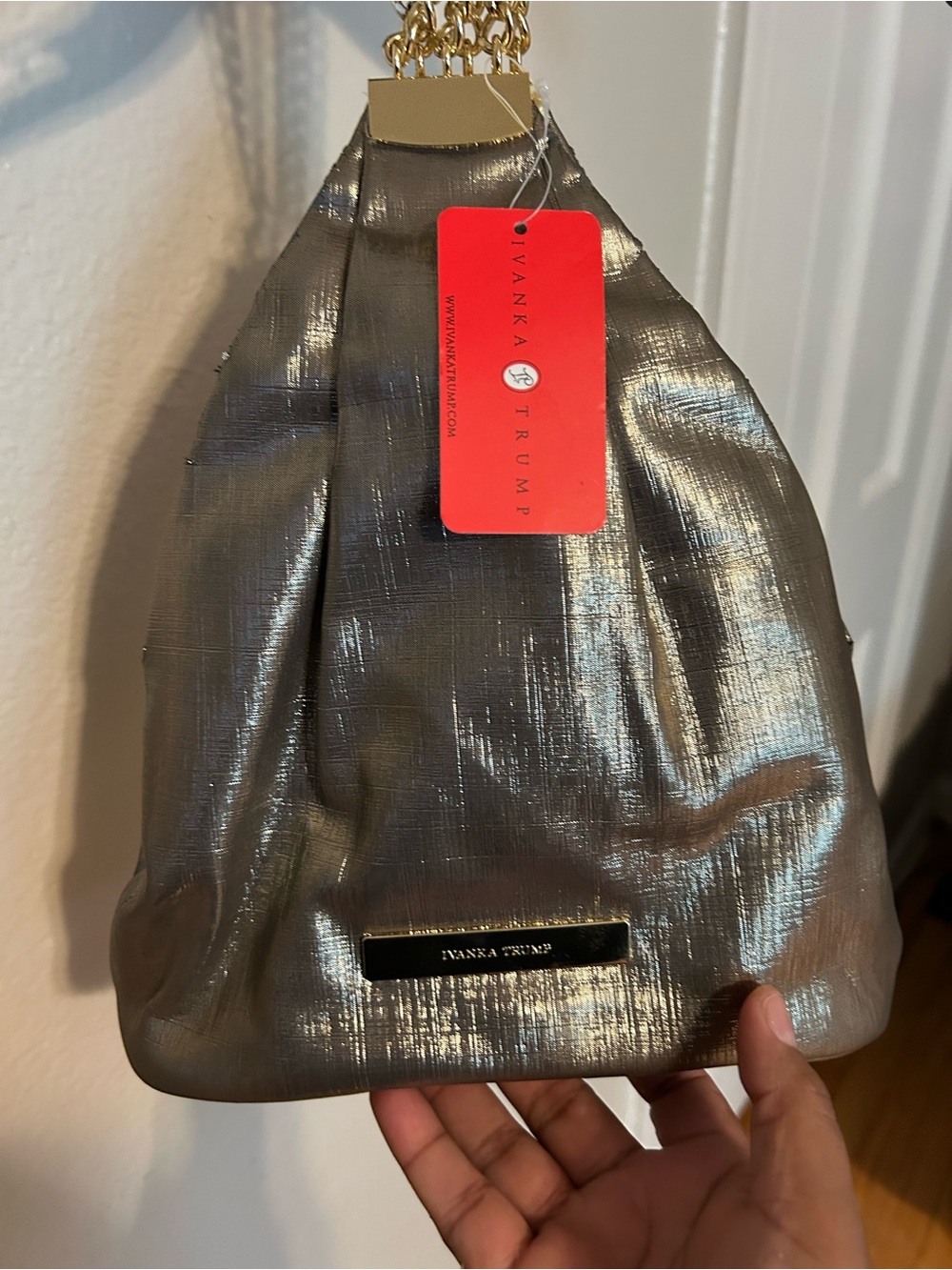 Ivanka Trump Metallic Silver Chain Wristlet Clutch mire bien la foto